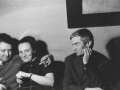 Il pittore Enrico Castellani con Paolo e Carlotta Lomazzi, Milano, 1965 c.