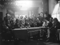 Gruppo di artisti al Genis Bar di via Brera, Milano, 1964 Da sinistra, in piedi: Giorgio De Gaspari, Aldo Calvi, Tom Bombino, Marco Carnà, Ugo La Pietra, Agostino Ferrari, Domenico Cara; seduti: Luciano Fabro, Luigi Piciotti, Daniel Fuss, Costantino Guenzi, Arturo Vermi, Aurelio Caminati, Timinori Toyofuku, Pincas Eshet, Angelo Verga, Claudio Papola, Dartel, Francis De Gaspari e Nanda Vigo.