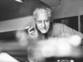 Il grafico Remo Muratori nel suo studio di via Pontaccio, Milano, dicembre 1964