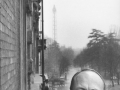 Il grafico Pino Tovaglia sul terrazzo del suo studio in piazza Castello, Milano, dicembre 1964