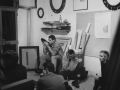 Enrico Castellani (di lato a destra), Nunzio Salvago e Turi Simeti nello studio del pittore Arturo Vermi nel quartiere delle botteghe, Sesto San Giovanni (Milano), 1965 c.