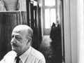 Il pittore Edoardo Giordano nel suo studio di via Ozanam, Milano, 1965