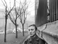 Il pittore Agostino Bonalumi ai giardini di via San Marco, Milano, 1966