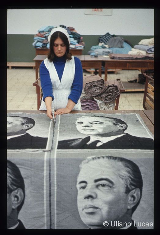 Produzione di stendardi di Enver Hoxa in una fabbrica tessile, Albania, 1970