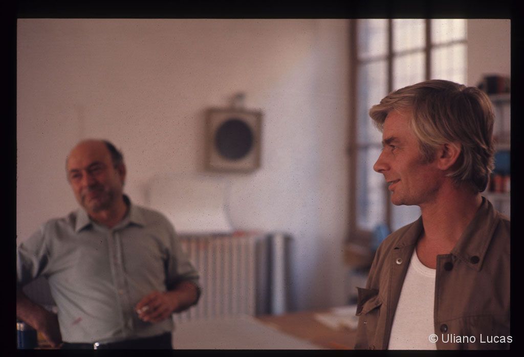 L'artista Enrico Castellani nel suo studio di via Castelfidardo insieme al tipografo Antonio Maschera, Milano, 1969