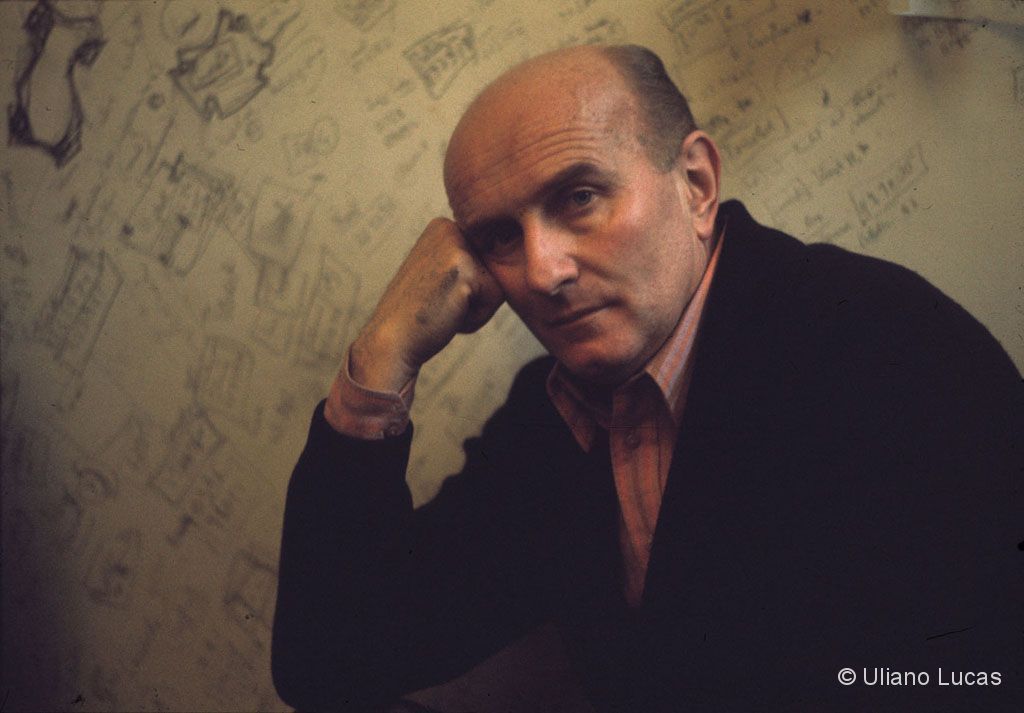 Giovanni Testori nel suo studio di via Brera, Milano, 1974