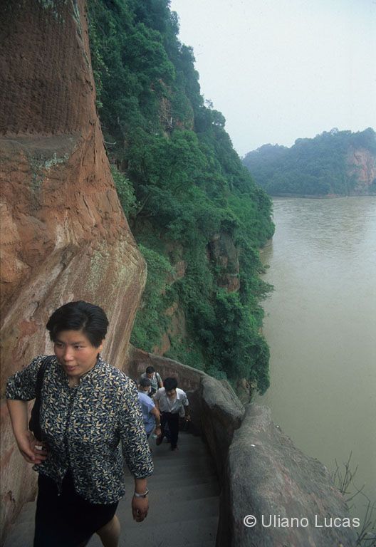 Turisti scalano la montagna del Grande Buddha di Leshan, Sichuan - Cina, 1999