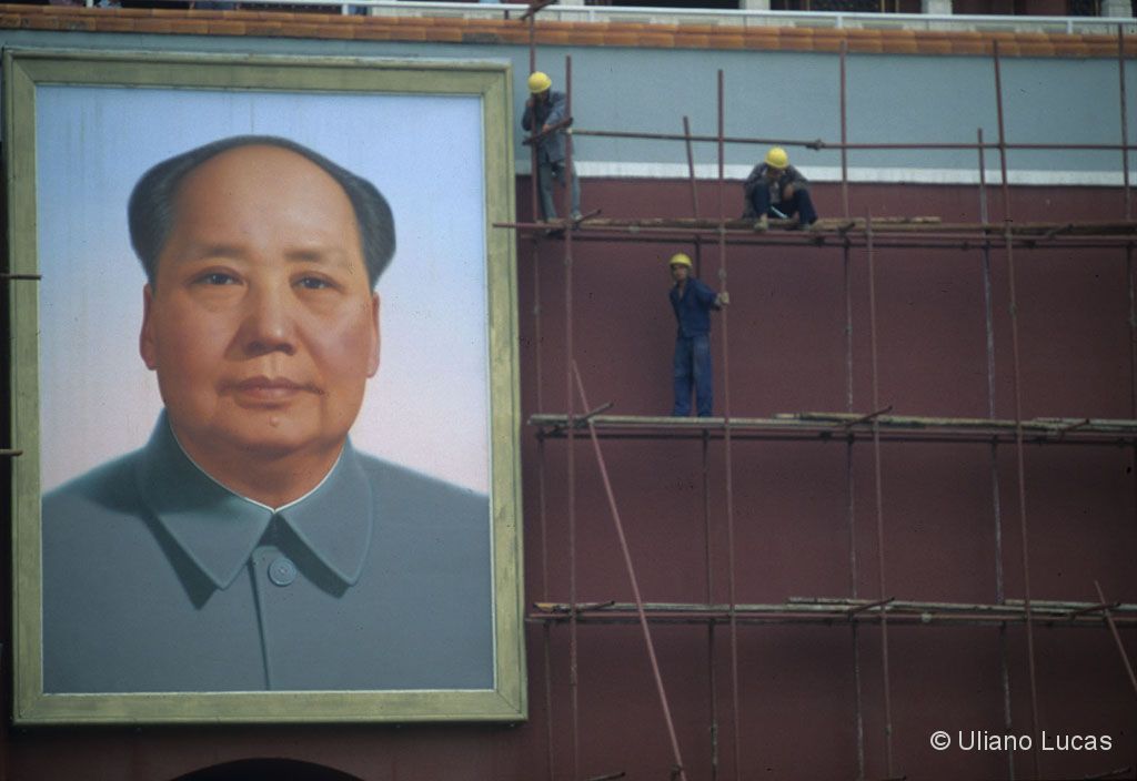 Il ritratto di Mao all'ingresso della Città Proibita in piazza Tian 'anmen, Pechino, 1999