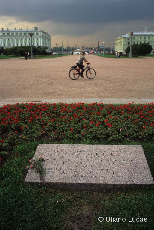 Monumento ai soldati della rivoluzione nei giardini Marsovo Pole, San Pietroburgo, 2010