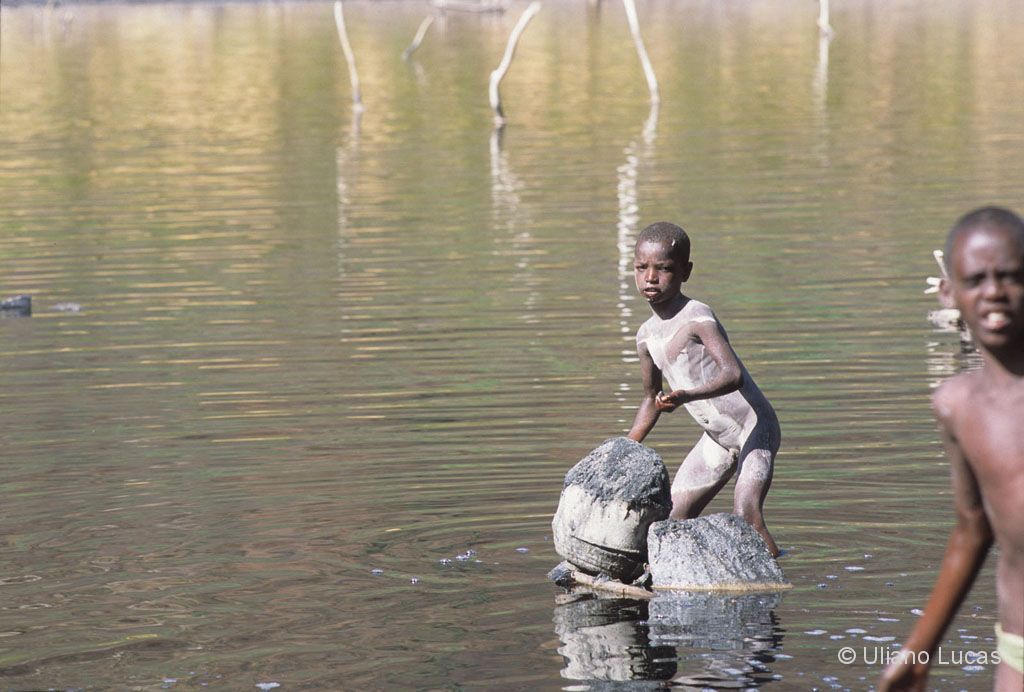 Il lago vulcanico di El Sod, dalle cui acque si estrae il sale, Etiopia, 2007