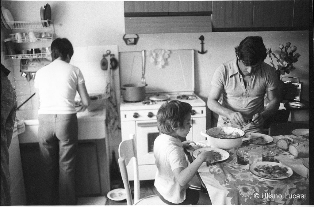 Sunday lunch in the house of an immigrant family, workers in the Milan hinterland, Rho, June 1975