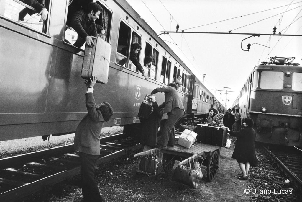Il trasbordo degli emigrati al confine italo-svizzero, Luino, 23 dicembre 1974