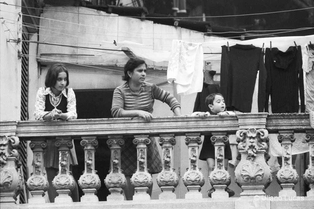 Famiglia di immigrati in una casa di largo IV Marzo nel centro storico di Torino, 1972