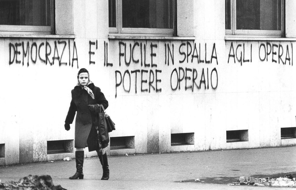 Scritte murali davanti all'Alfa Romeo, Milano, aprile 1972