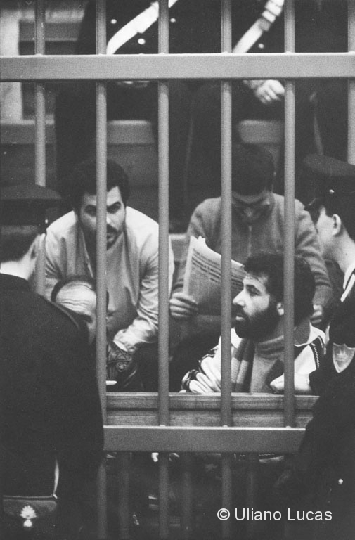 Renato Curcio e Pierluigi Zuffada (alle sue spalle) imputati ad un processo alle Brigate Rosse, Milano, marzo 1979