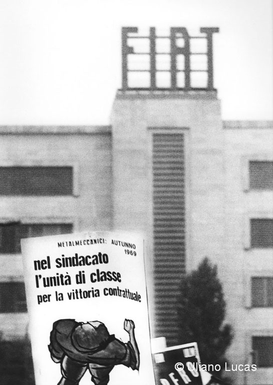 Sciopero generale dei metalmeccanici davanti ai cancelli della Fiat Mirafiori, Torino, 1969