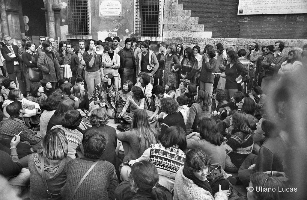 Manifestazione in sostegno di una giovane vittima di stupro, davanti al palazzo di giustizia, Verona, 18 ottobre 1976