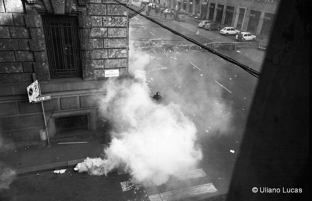 Scontri fra polizia e manifestanti in Via Larga durante i quali morì l'agente di polizia Antonio Annarumma, Milano, 19 novembre 1969