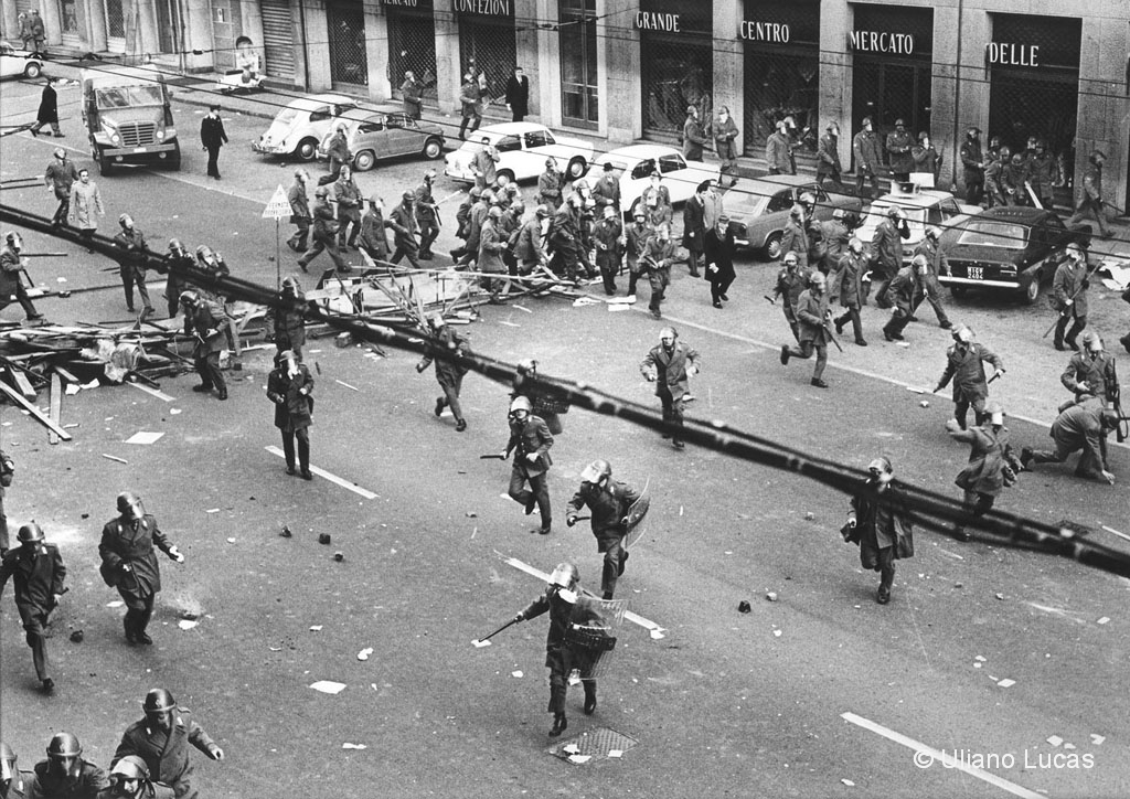 Scontri fra polizia e manifestanti in Via Larga durante i quali morì l'agente di polizia Antonio Annarumma, Milano, 19 novembre 1969