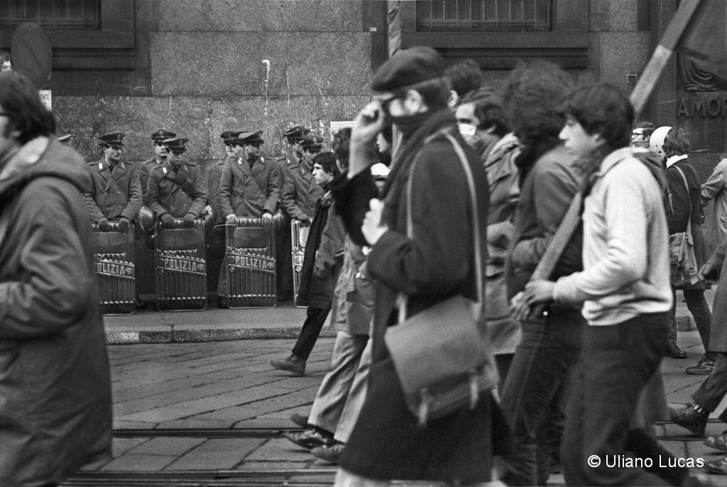 Studenti dell'Istituto tecnico Feltrinelli in manifestazione davanti al Provveditorato agli studi in Piazza Missori, Milano, 18 gennaio 1971
