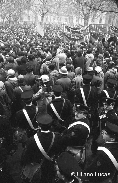 Durante la manifestazione degli studenti dell'Istituto tecnico Feltrinelli davanti al Provveditorato agli studi in Piazza Missori, Milano, 18 gennaio 1971