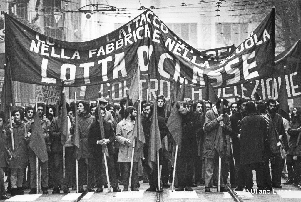Militanti di Lotta Continua durante un corteo in Via De Amicis, Milano, 18 novembre 1971