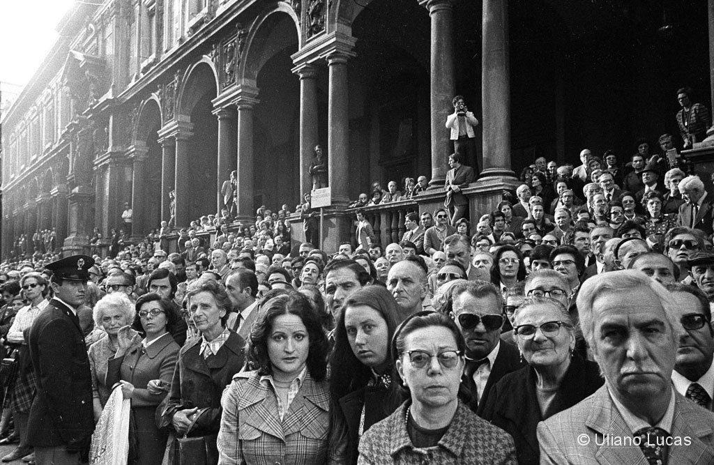 I funerali di Gabriella Bortolon uccisa davanti alla questura in via Fatebenefratelli da una bomba lanciata dall'anarchico stirneriano Gianfranco Bertoli, Milano, 1973