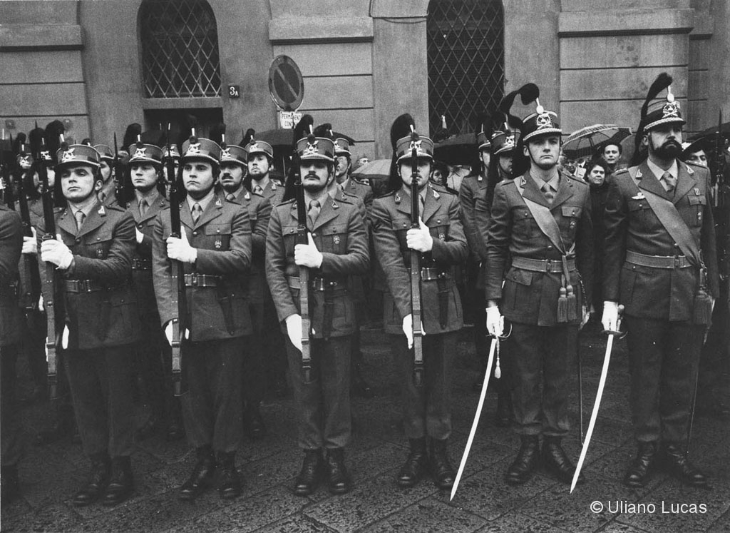 Picchetto d'onore davanti al sacrario dei caduti in piazza Sant'Ambrogio, Milano, 1975 c.