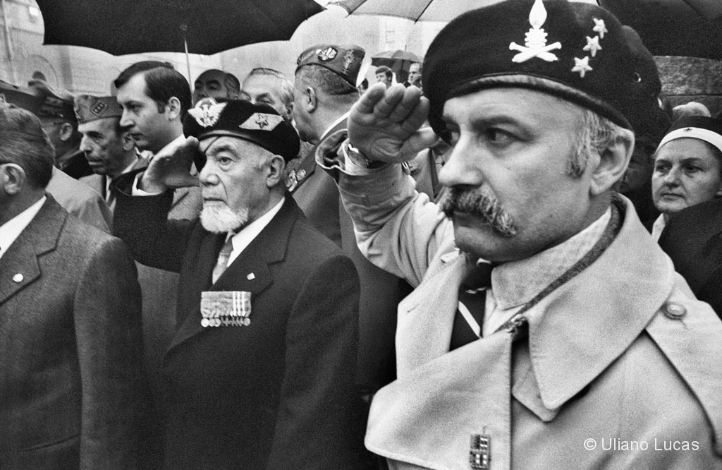 Ex combattenti alla cerimonia di commemorazione per il 4 novembre in piazza Sant'Ambrogio, Milano, 1974