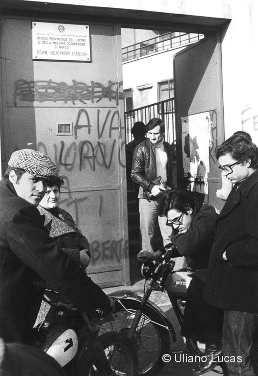 Davanti all'ufficio di collocamento, Napoli, 1976