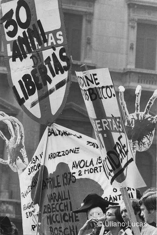 Manifestazione della sinistra extraparlamentare in piazza del Duomo, Milano, 25 aprile 1975