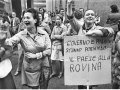 Operaie della Imperial e dell'Alfa Romeo ad una manifestazione sindacale davanti alla sede dell'Assolombarda in via Pantano, Milano, 2 settembre 1975