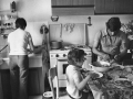 Il pranzo della domenica nella casa di una famiglia di immigrati, operai nell'hinterland milanese, Rho (Milano), giugno 1975