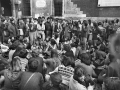 Manifestazione in sostegno di una giovane vittima di stupro, davanti al palazzo di giustizia, Verona, 18 ottobre 1976