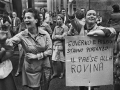 Operaie della Imperial e dell'Alfa Romeo ad una manifestazione sindacale davanti alla sede dell'Assolombarda in Via Pantano, Milano, 2 settembre 1975