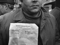 Un operaio mostra la lettera di licenziamento della Leyland Innocenti durante una manifestazione davanti alla sede della Rai, Milano, 2 febbraio 1976