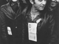 Un operaio mostra la lettera di licenziamento della Leyland Innocenti durante una manifestazione davanti alla sede della Rai Tv, Milano, 2 febbraio 1976