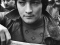 Un operaio mostra la lettera di licenziamento della Leyland Innocenti durante una manifestazione davanti alla sede della Rai Tv, Milano, 2 febbraio 1976