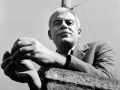 Lo scrittore Elio Vittorini alla Darsena di Milano, 1959 c.