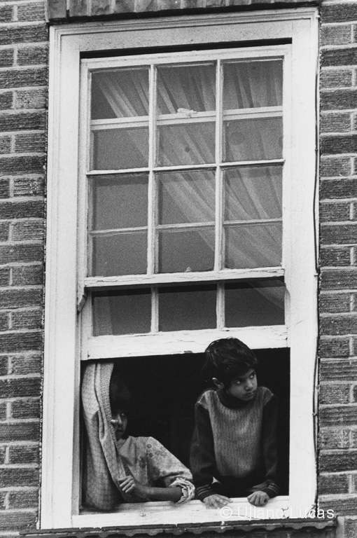 Immigrati pakistani alla finestra, Londra, 1976