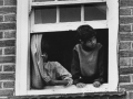 Immigrati pakistani alla finestra, Londra, 1976