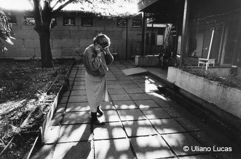 In un ospizio durante un bombardamento, Mostar (Bosnia-Erzegovina), dicembre 1992