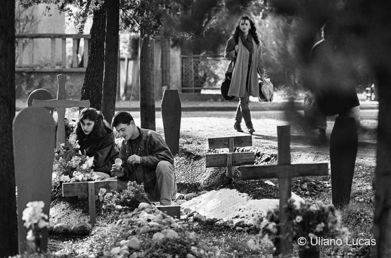 I giardini pubblici di Mostar trasformati in cimitero, dicembre 1992