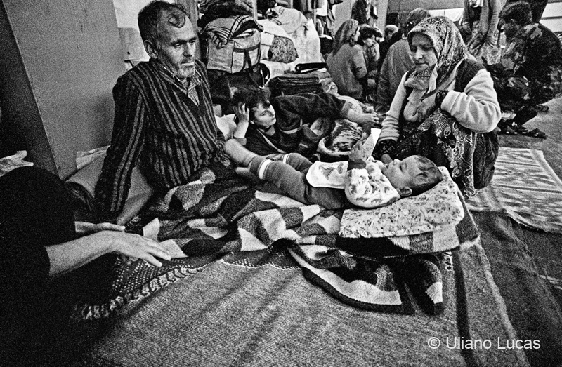 Rifugiati bosniaci musulmani in una scuola, Zenica (Bosnia-Erzegovina), 1992