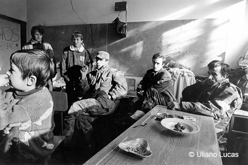 Rifugiati bosniaci musulmani in una scuola, Mostar (Bosnia-Erzegovina), gennaio 1993