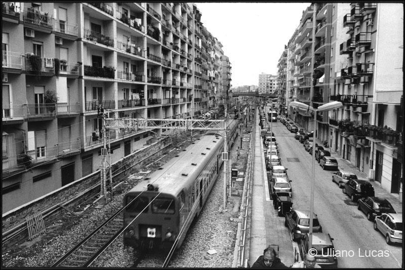 I binari delle ferrovie F.S. nel quartiere Japigia, Bari, novembre 2011