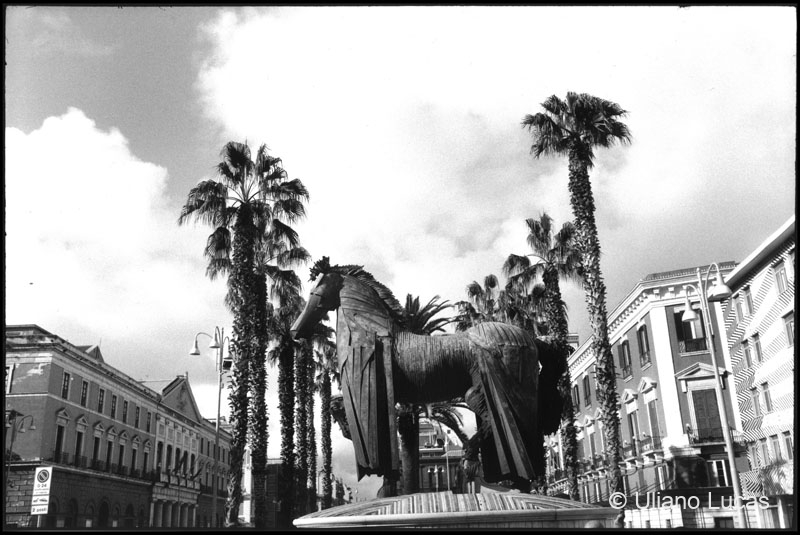 Il Cavallo con gualdrappa di Mario Ceroli in corso Vittorio Emanuele, novembre 2021