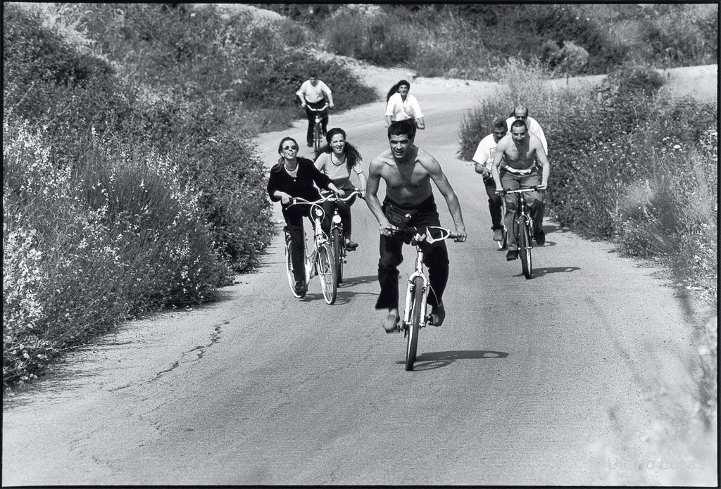 The patients and operators of the Centre for mental health on a trip, Ginosa (Taranto), 1998
