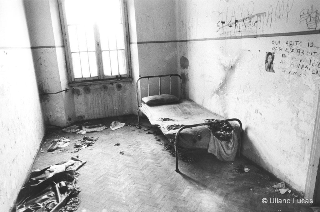 Stanza di un tossicodipendente nell'ex-ospedale psichiatrico in disuso, Trieste, 1988