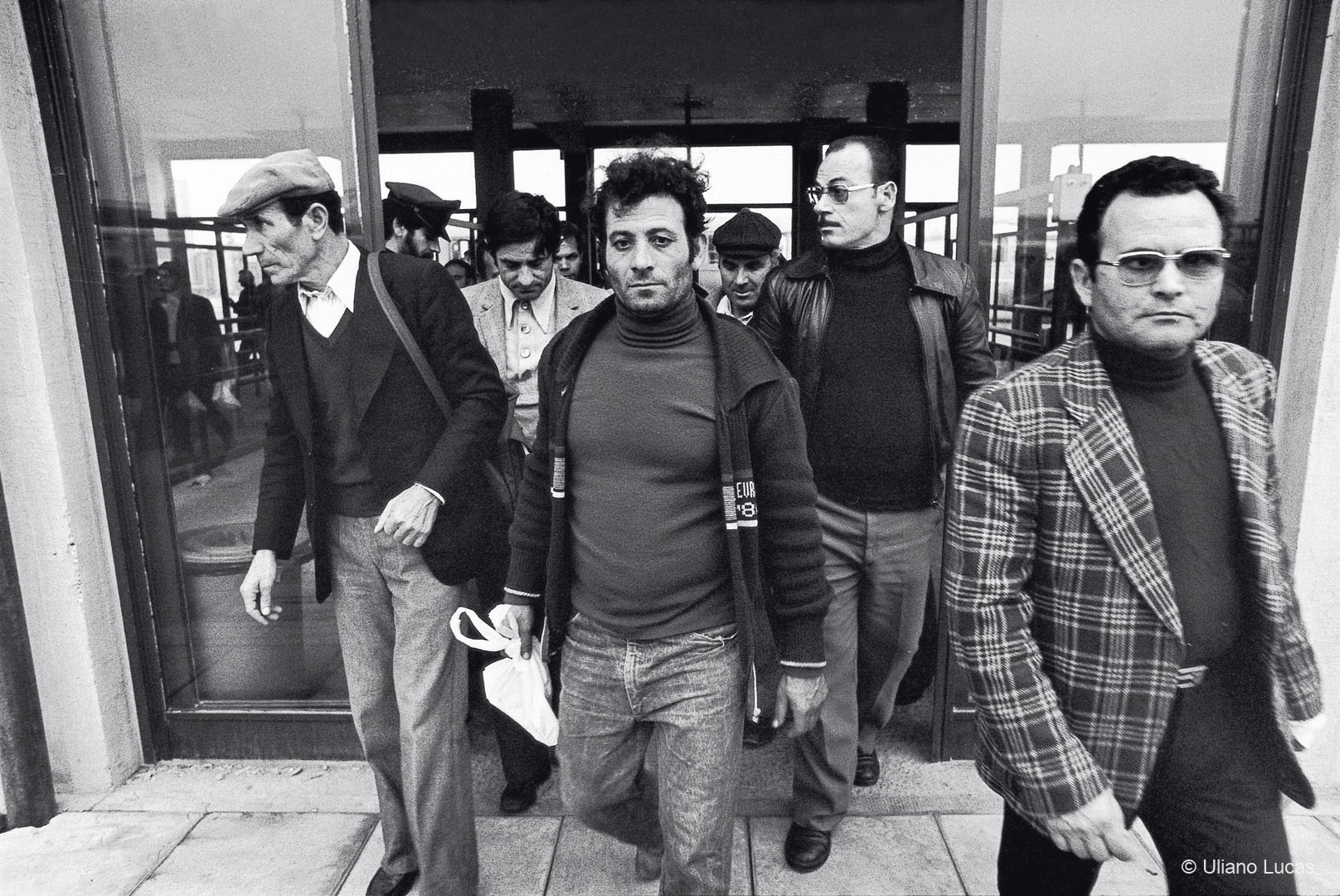Operai dell'Italsider all'uscita dalla fabbrica, Taranto, 1980